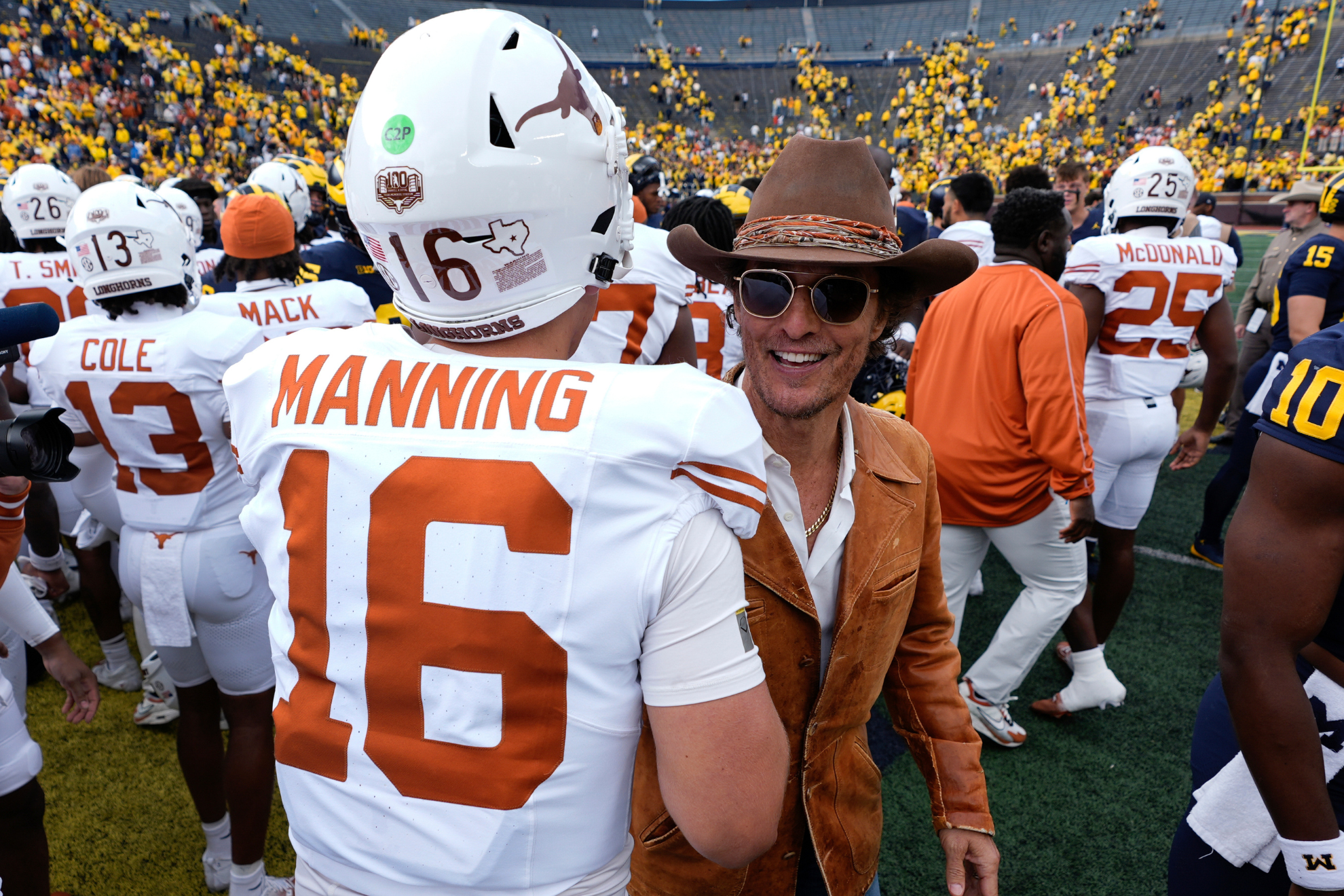 Arch Manning greets Matthew McConaughey after a Texas Longhorns victory. LAPRESSE