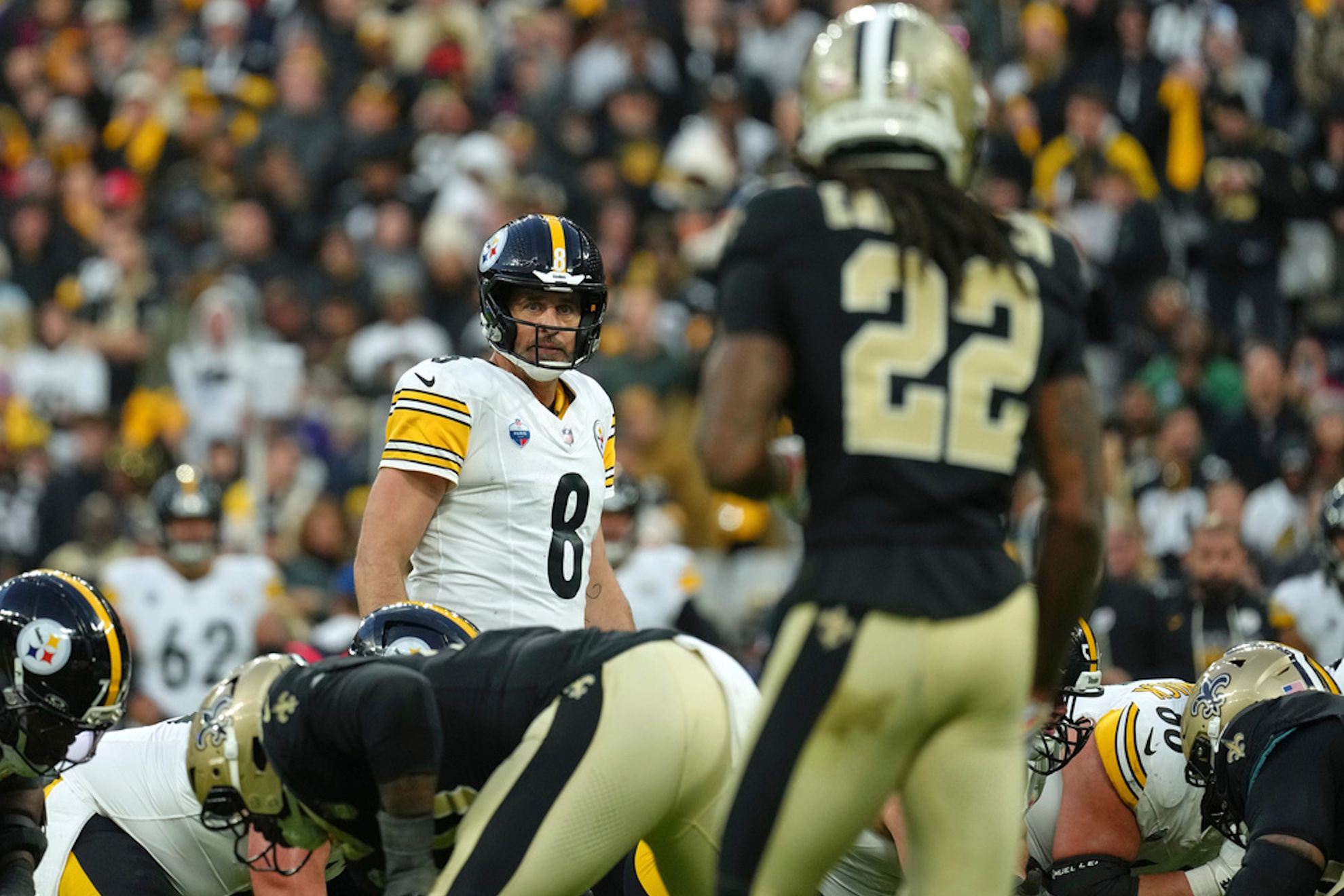 Aaron Rodgers prepares to start a drive during the game against New Orleans Saints in Saint-Denis. LAPRESSE
