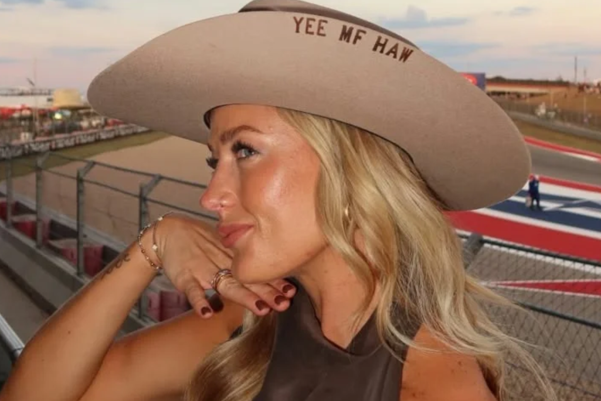 The basketball player appeared at the United States Grand Prix with a striking Texan style and ended up being in charge of waving the checkered flag in Kimi Antonelli's victory. instagram@sophie_cham