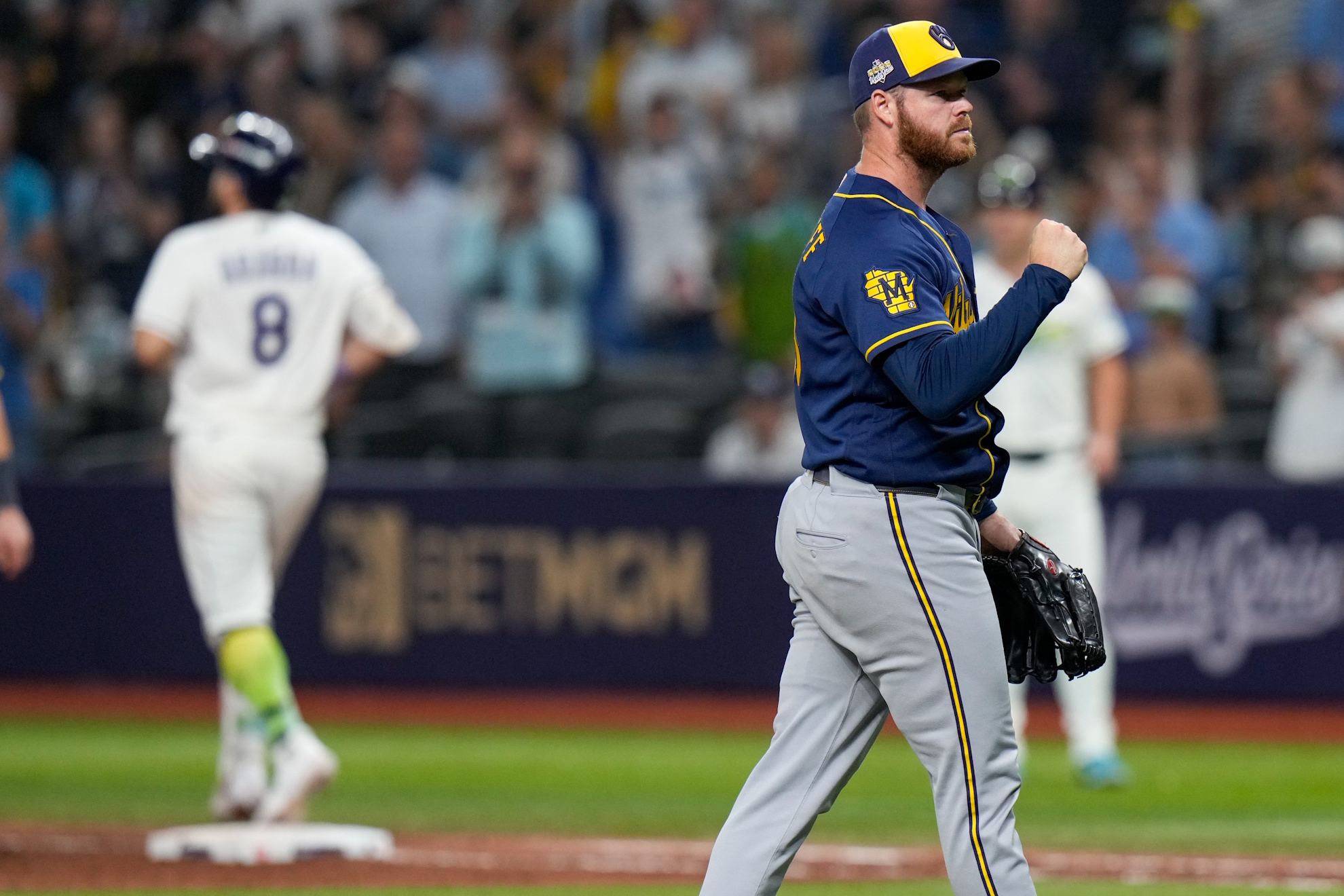 Milwaukee Brewers pitcher Brandon Woodruff celebrates the final out of Game 3. LAPRESSE