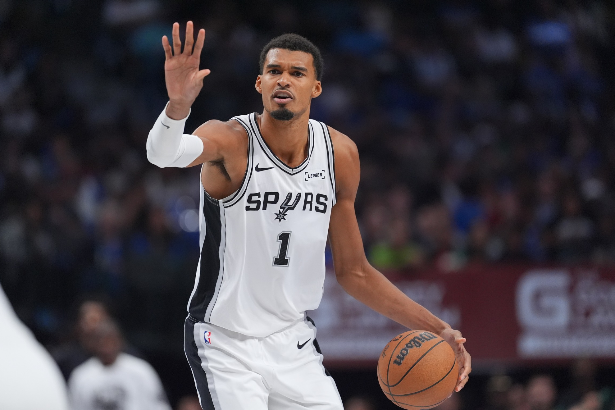 The Frenchman ended up helping the officials during the San Antonio Spurs' victory over the Sacramento Kings after the ball got stuck on top of the backboard. LAPRESSE