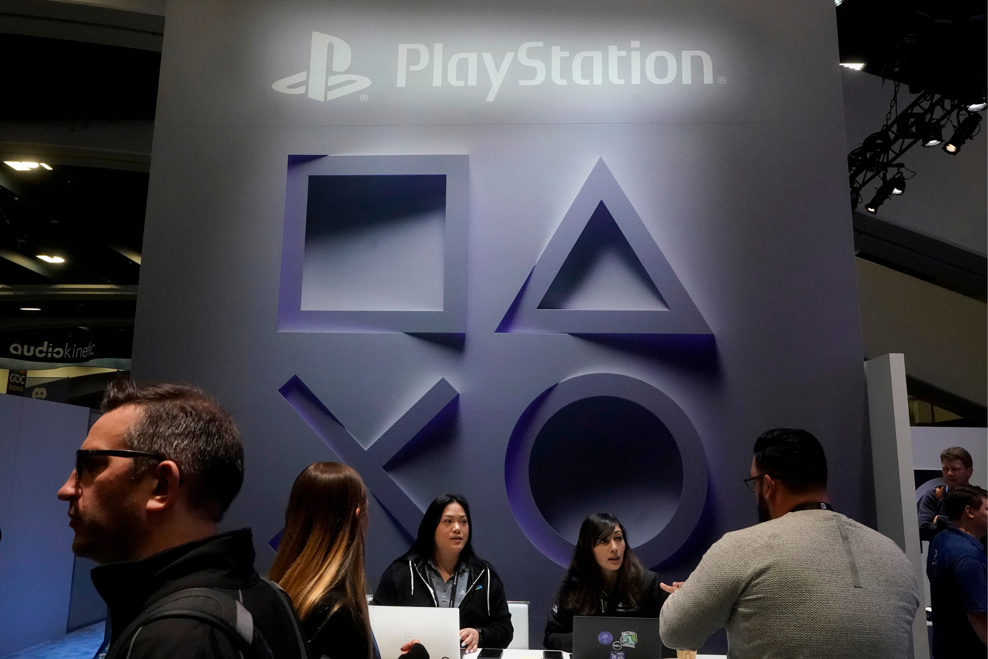 PlayStation is coming out with three new DualSense and console cover colors. LAPRESSE