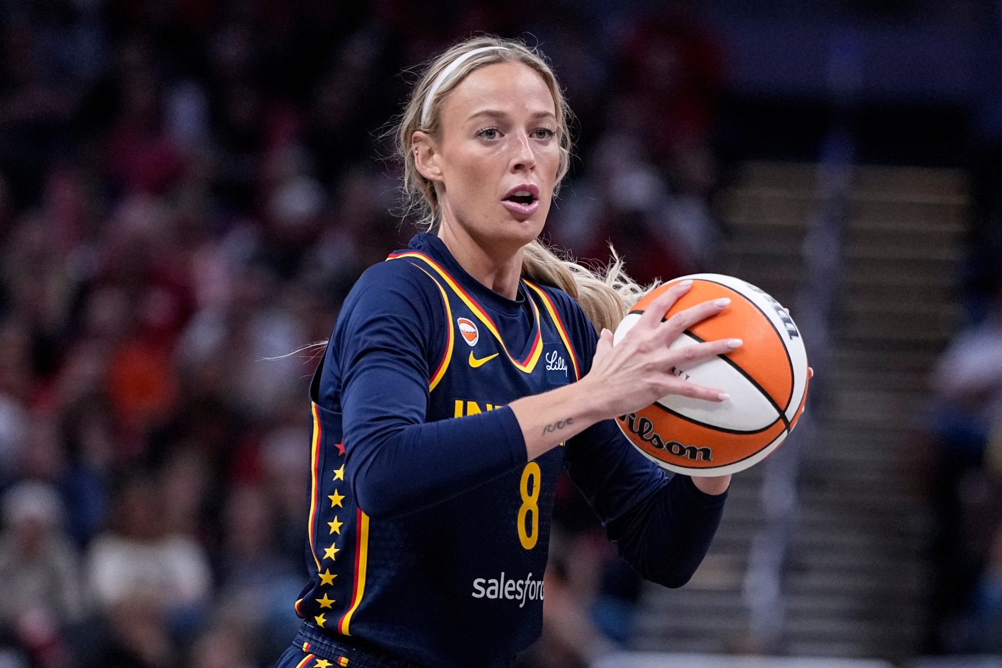 The Indiana Fever player spoke about the decision by some teams to leave before the national anthem and explained why she chooses to stay. LAPRESSE