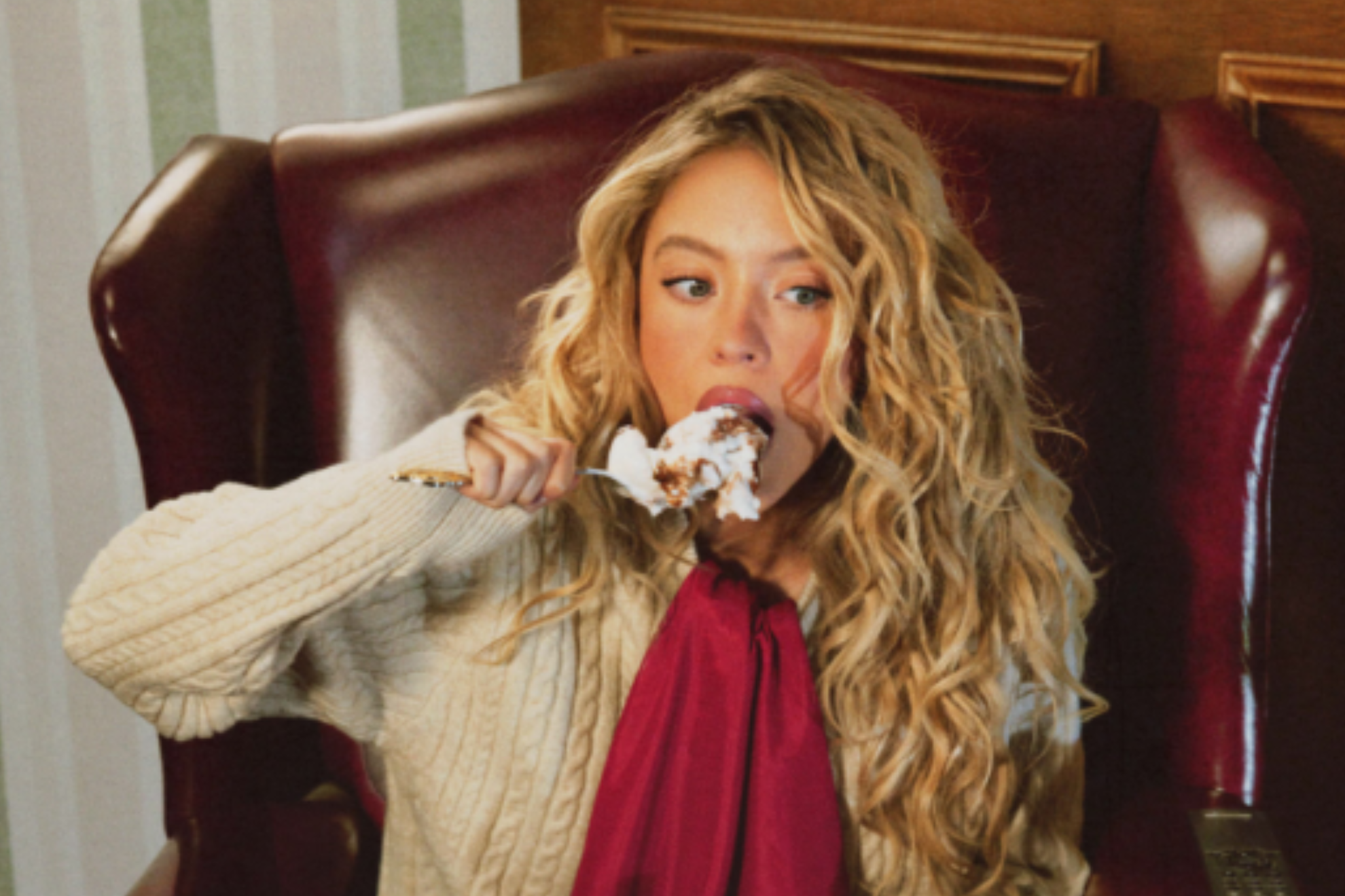 The actress recreated some of the most memorable scenes from the film starring Macaulay Culkin to promote the seasonal collection of her SYRN brand. instagram@sydney_sweeney