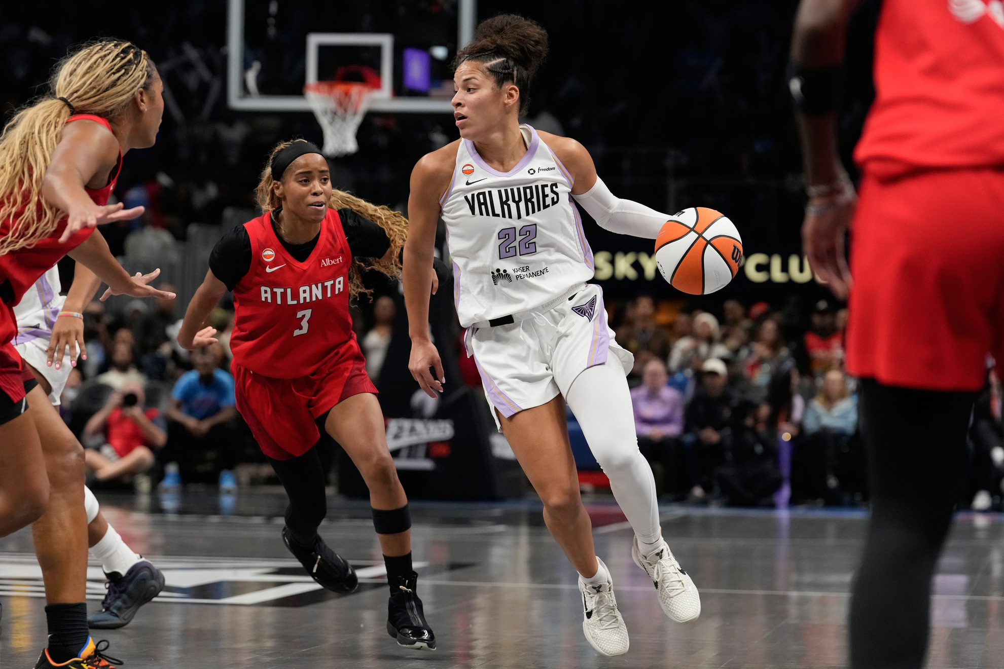 Veronia Burton tries to get past Jordin Canada LAPRESSE